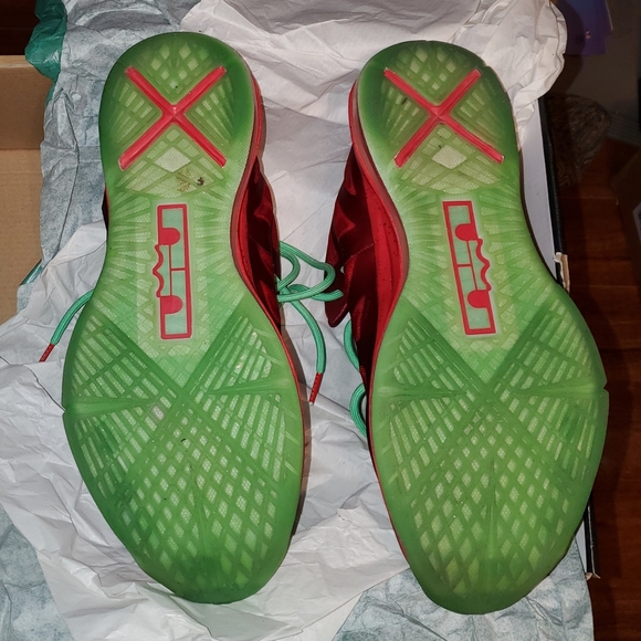 Authentic Lebron X Christmas. Send offers - Picture 4 of 8